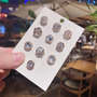 Kép 2/2 - Elegáns bross, kitűző készlet virágos gyöngyös